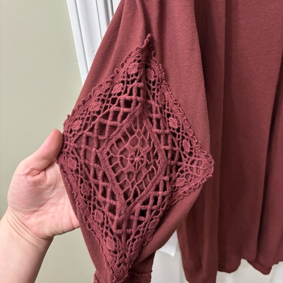 ➕ Maurices Crochet Sleeve Detail Wine Colored Fleece Top Womens Plus Size 0X - Picture 7 of 10